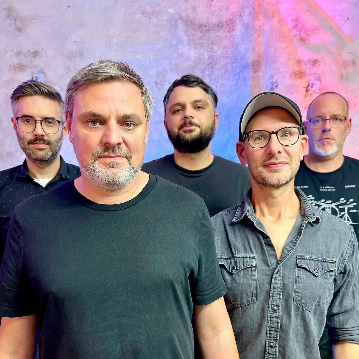 SCHRAMMEN: Casi, Kai, Martin, Önder und Alex vor einer farbigen Wand